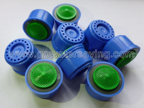 Needle sprayer faucet water saving aerator